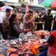 KAPOLRES. dan Sekda Dairi meninjau harga sembako di Pasar Sumbul Kabupaten Dairi.Waspada/ist.