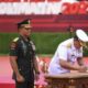 Panglima TNI Laksamana Yudo Margono (kanan) didampingi pejabat lama Jenderal TNI Andika Perkasa (kiri) menandatangani berita acara saat Upacara Sertijab di Mabes TNI, Cilangkap, Jakarta Timur, Selasa (20/12). Antara