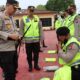 KAPOLRES Dairi AKBP Wahyudi Rahman periksa kesiapan personel dalam rangka mendukung Operasi Lilin Toba 2022. Waspada/ist.