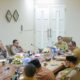 Pj.Wali Kota Banda Aceh Bakri Siddiq bersama Forkopimda menggelar rapat pengamanan dalam rangka perayaan natal dan tahun baru (Nataru) masehi diruang rapat di pendopo, wali kota, Selasa (20/12/22). Waspada/T.Mansursyah