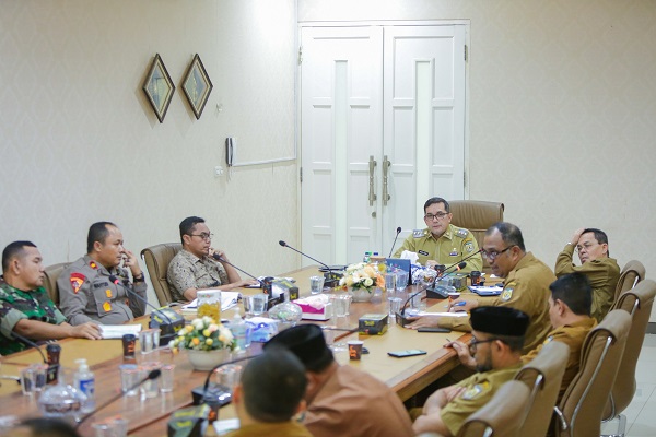 Pj.Wali Kota Banda Aceh Bakri Siddiq bersama Forkopimda menggelar rapat pengamanan dalam rangka perayaan natal dan tahun baru (Nataru) masehi diruang rapat di pendopo, wali kota, Selasa (20/12/22). Waspada/T.Mansursyah