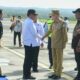 Pj.Gubernur Aceh, Achmad Marzuki beserta Forkopimda Aceh, saat menyambut kedatangan Menko Polhukam, Mahfud MD, dan Mendagri Tito Karnavian, di Bandara Internasional SIM Blang Bintang, Aceh Besar, Rabu (21/12). Waspada/Zafrullah
