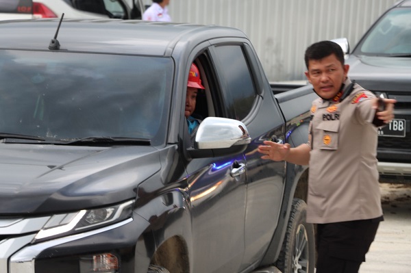 Kapolres Simalungun, AKBP Ronald FC Sipayung, saat melakukan simulasi dan Gladi pengamanan dan penggunaan jalur alternatif Tol Sinaksak - Dolok Merawan, Selasa (20/12).(Waspada/ist).