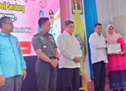 BUPATI Deliserdang H.Ashari Tambunan didampingi Wakil Bupati HMA Yusuf Siregar menyerahkan piagam penghargaan kepada Ketua PC Muslimat NU yang juga anggota DPRD Deliserdang Wastianna Harahap pada Peringatan Hari Ibu ke 94 Kabupaten Deliserdang Tahun 2022 di Balairung Pemkab Deliserdang, Rabu (21/12). Waspada/Khairul K Siregar