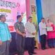 BUPATI Deliserdang H.Ashari Tambunan didampingi Wakil Bupati HMA Yusuf Siregar menyerahkan piagam penghargaan kepada Ketua PC Muslimat NU yang juga anggota DPRD Deliserdang Wastianna Harahap pada Peringatan Hari Ibu ke 94 Kabupaten Deliserdang Tahun 2022 di Balairung Pemkab Deliserdang, Rabu (21/12). Waspada/Khairul K Siregar