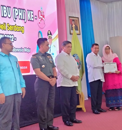 BUPATI Deliserdang H.Ashari Tambunan didampingi Wakil Bupati HMA Yusuf Siregar menyerahkan piagam penghargaan kepada Ketua PC Muslimat NU yang juga anggota DPRD Deliserdang Wastianna Harahap pada Peringatan Hari Ibu ke 94 Kabupaten Deliserdang Tahun 2022 di Balairung Pemkab Deliserdang, Rabu (21/12). Waspada/Khairul K Siregar