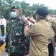Plt Bupati Palas drg Ahmad Zarnawi Pasaribu CHt MM MSi, menyematkan pita tanda operasi secara simbolis kepada personel pasukan OPS Lilin Toba 2022, di Mapolres Palas, Kamis (22/12). Waspada/Ist