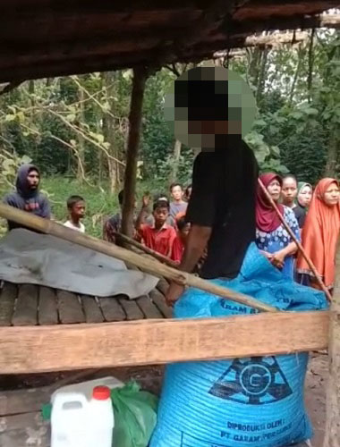 Terlihat korban tewas tergantung di gubuk Waspada/Ist