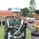 Kapolres Abdya AKBP Dhani Catra Nugraha SH SIK MH, memasang pita pada personel dalam apel gelar pasukan operasi Lilin 2022, Kamis (22/12). Waspada/Syafrizal