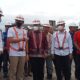 Bupati Toba, Poltak Sitorus mendampingi Menparekraf Sandiaga Uno meninjau pembangunan vanue F1H2O di Balige, Kamis (22/12). Waspada/Ramsiana Gultom