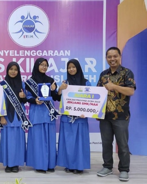 Nayla Muthia Ramadhani Azzahra saat menerima hadiah di ajang Anugerah Kihajar 2022 jenjang SMK kategori 'Most Creative' pada 30 November 2022 kemarin. Waspada/ist