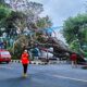 Tampak pohon besar tumbang di jalan protokol Depan Kantor Wali Kota Sabang. (Waspada/T. Zakaria)