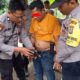 GELEDAH TERSANGKA: Aiptu Rahmad, menggeledah badan dan isi bungkusan milik tersangka SM yang akhirnya menemukan narkoba jenis sabu di salah satu pondok di Madat, Aceh Timur, Jumat (16/12) lalu. Waspada/Ist.