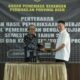 Gubernur Aceh, Achmad Marzuki bersama Ketua DPRA, Syaiful Bahri, saat menerima dokumen Laporan Hasil Pemeriksaan dengan Tujuan Tertentu Semester II Tahun 2022 yang diserahkan Kepala BPK-RI Perwakilan Aceh, Masmudi, di Kantor BPK-RI Perwakilan Aceh, Banda Aceh, Jum'at (23/12). (Waspada/Zafrullah)