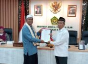 KANTONGI IZIN SPM: Pimpinan Dayah Nurul Hidayah, Tgk Marzuki atau Abati, menerima salinan SK Izin SPM Salafiyah dari Kasubdit Pendidikan Diniyah dan Ma'had Aly Kemenag RI, Drs Nurul Huda, M.Ag, di Jakarta, baru-baru ini. Waspada/Ist.