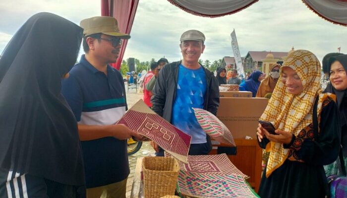 Pj Bupati Dan Kadisdikbud Aceh Utara Beli Produk UMKM Seurani Cs