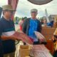 Penjabat Bupati Aceh Utara, Azwardi Abdullah bersama dengan Kepala Dinas Pendidikan dan Kebudayaan, H Jamaluddin, S.Sos.,M.Pd membeli tikar dan bantal berbahan econg gondok yang diproduksi oleh UMKM Seurani Cs dari Krueng Mane, Kecamatan Muara Batu. Waspada/Maimun Asnawi