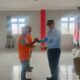 KEPALA Rutan Klas IIB Humbahas, Kanwil Kemkumham Sumut, Herry Hasudungan Simatupang, SH., MH memberikan remisi kepada WBP. Waspada/Ist