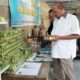 Plt Bupati Langkat H. Syah Afandin, SH memperhatikan produk teh dan sabun dari pengelolaan kayu gaharu di Langkat, baru-baru ini. Waspada.id/dok