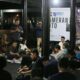 Doa bersama jurnalis Aceh untuk sahabat yang menjadi korban tsunami 18 tahun silam yang dikemas dalam acara "Rindu dan Doa Kami Tak Pernah Berhenti" yang digelar di kompleks Museum Aceh. (Waspada/Ist)