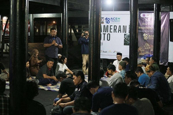 Doa bersama jurnalis Aceh untuk sahabat yang menjadi korban tsunami 18 tahun silam yang dikemas dalam acara "Rindu dan Doa Kami Tak Pernah Berhenti" yang digelar di kompleks Museum Aceh. (Waspada/Ist)