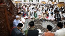 Sekitar 3.000 jamaah hadir memenuhi ruangan Masjid Agung Baiturrahim Lhoksukon, mengikuti zikir mengenang 18 tahun tsunami, sekaligus memperingati Maulid Nabi Besar Muhammad SAW, Senin (26/12). Waspada/ist