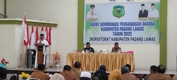 Plt. Bupati Padanglawas, drg H. Ahmad Zarnawi Pasaribu, CHt, MM, MSi, MH saat membuka rapat koordinasi pengawasan daerah di aula Hotel Almarwah Sibuhuan, Senin (26/12). Waspada/Idaham Butar Butar