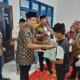 Koordinator Satuan Pelayanan Terminal Tipe A Langsa, Syafruddin yang akrab disapa Doles didampingi Ketua GRANAT Kota Langsa saat memberikan santunan kepada 74 anak yatim dalam peringatan Maulid Nabi di Komplek Terminal Langsa, Senin (26/12). Waspada/Rapian