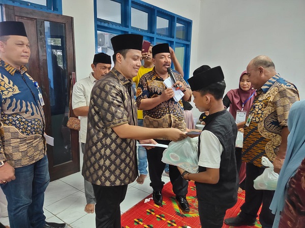 Koordinator Satuan Pelayanan Terminal Tipe A Langsa, Syafruddin yang akrab disapa Doles didampingi Ketua GRANAT Kota Langsa saat memberikan santunan kepada 74 anak yatim dalam peringatan Maulid Nabi di Komplek Terminal Langsa, Senin (26/12). Waspada/Rapian