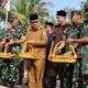 Pj Bupati Aceh Barat Mahdi Efendi bersama Forkopimda lainnya melakukan ziaran di kuburan massal Tsunami Desa Ujong Karang Desa Suak Indrapuri Kecamatan Johan Pahlawan Kabupaten Aceh Barat, Senin (26/12). Waspada/Muji Burrahman