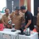 WAKIL Bupati Deliserdang HMA Yusuf Siregar didampingi Kadis Perindag TM Zaki Aufa dan lainnya menyeduh kopi saat membuka Festival Kopi Deliserdang Tahun 2022 di P3UD Deliserdang Tanjungmorawa, Senin (26/12).- (Waspada/Khairul K Siregar/B)