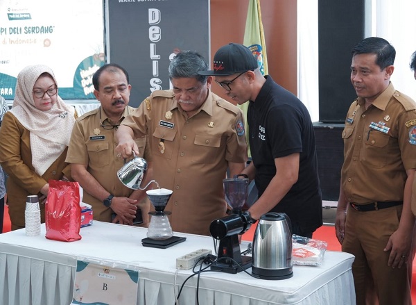 WAKIL Bupati Deliserdang HMA Yusuf Siregar didampingi Kadis Perindag TM Zaki Aufa dan lainnya menyeduh kopi saat membuka Festival Kopi Deliserdang Tahun 2022 di P3UD Deliserdang Tanjungmorawa, Senin (26/12).- (Waspada/Khairul K Siregar/B)