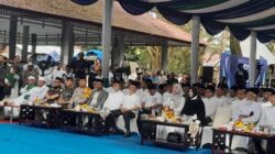 Pj.Gubernur Aceh Achmad Marzuki bersama Forkopimda dan para SKPA menghadiri peringatan 18 Tahun gempa dan tsunami Aceh di kuburan massal Gampong Siron, Aceh Besar, Senin (26/12/22). (Waspada/T.Mansursyah)