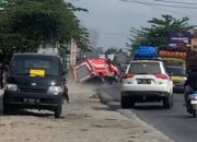 Damkar Terbalik, Satu Petugas Patah Tulang