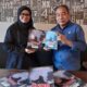 Penulis, Maskur Abdullah, dan Hafnidar A.Rani, memperlihatkan buku berjudul, "Hafnidar Perempuan Aceh Menerjang Badai", pada launching buku tersebut Senin malam (26/12/2022), di Taman Budaya di Banda Aceh. (Waspada/Ist)