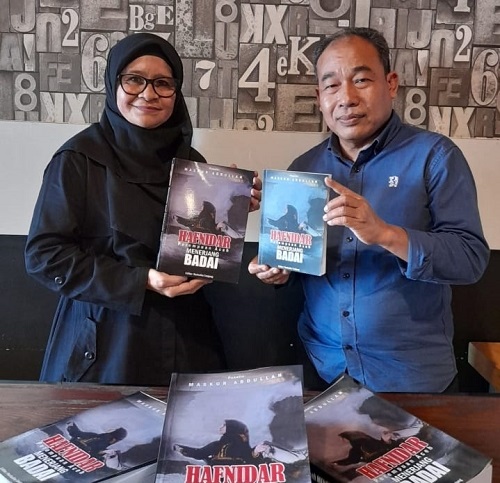 Penulis, Maskur Abdullah, dan Hafnidar A.Rani, memperlihatkan buku berjudul, "Hafnidar Perempuan Aceh Menerjang Badai", pada launching buku tersebut Senin malam (26/12/2022), di Taman Budaya di Banda Aceh. (Waspada/Ist)