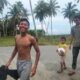 Beberapa anak di Kampung Sibao pulang bermain bola dari pantai yang pernah luluh lantak dibantai smong 18 tahun silam. Foto diambil Senin (26/12) menjelang siang. Waspada/Rahmad