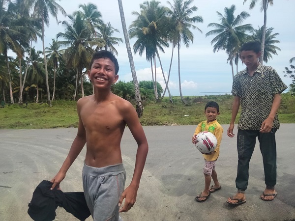 Beberapa anak di Kampung Sibao pulang bermain bola dari pantai yang pernah luluh lantak dibantai smong 18 tahun silam. Foto diambil Senin (26/12) menjelang siang. Waspada/Rahmad