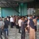 Masyarakat Singkil saat berdesakan di BAS Singkil, untuk pengajuan pembuatan rekening penerima manfaat bantuan usaha UMKM BMA baru-baru ini. Waspada/Ariefh