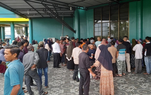 Masyarakat Singkil saat berdesakan di BAS Singkil, untuk pengajuan pembuatan rekening penerima manfaat bantuan usaha UMKM BMA baru-baru ini. Waspada/Ariefh