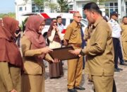 Pj Bupati Bener Meriah Berikan Penghargaan ASN Berprestasi  