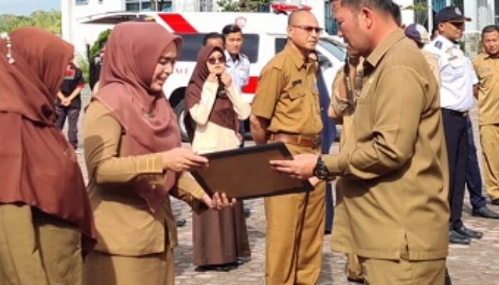 Pj Bupati Bener Meriah Berikan Penghargaan ASN Berprestasi