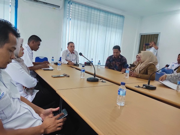 Direktur Perumda Air Minum Tirta Keumuneng, Azzahir SE, saat uji publik dan sosialisasi penyesuaian tarif air, di Aula setempat, Senin (26/12). Waspada/Rapian