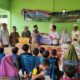 External Relation Coordinator PGE, Agus Salim bersama staf Mardiyanti dan ERT Supervisor PGE, Teuku Ridwan, menyerahkan santuanan anak yatim dan bantuan sembako untuk korban banjir di Desa Lubok Pusaka dan Buket Linteung, Kecamatan Langkahan, Aceh Utara, Minggu (25/12). (Waspada/ist)