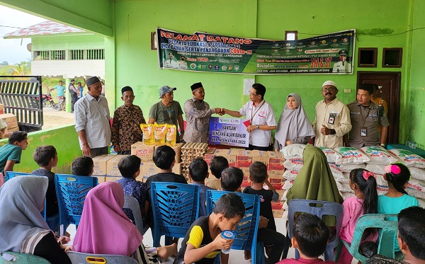 External Relation Coordinator PGE, Agus Salim bersama staf Mardiyanti dan ERT Supervisor PGE, Teuku Ridwan, menyerahkan santuanan anak yatim dan bantuan sembako untuk korban banjir di Desa Lubok Pusaka dan Buket Linteung, Kecamatan Langkahan, Aceh Utara, Minggu (25/12). (Waspada/ist)