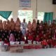 PEMBINA Dharma Wanita Persatuan yang juga Ketua TP.PKK Kabupaten Batubara Ny. Hj. Maya Indriasari, Zahir, S.E saat kunjungan memberikan bantuan ke Panti Asuhan Anak Yatim Darul Ikhlas Labuhanruku, Kecamatan Talawi. Waspada/Iwan Has