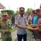 SAHIDIN Berampu alias Jambang didampingi Kasatpol PP dan WH, Saiban Gafar (kiri) simbolis menyerahakan rekening kepada salah seorang penerima. (Waspada/Ist)