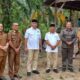 Plt. Bupati Padanglawas, drg. H. Ahmad Zarnawi Pasaribu, CHt, MM, M.Si, MH dan Wakil Ketua DPRD Provinsi Provsu, H. Harun Muthafa Nasution bersama tokoh masyarakat saat peninjauan lokasi pertapakan pembangunan SMK di kecamatan Batang Lubu Sutam. (Waspada/Ist)