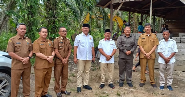 Plt. Bupati Padanglawas, drg. H. Ahmad Zarnawi Pasaribu, CHt, MM, M.Si, MH dan Wakil Ketua DPRD Provinsi Provsu, H. Harun Muthafa Nasution bersama tokoh masyarakat saat peninjauan lokasi pertapakan pembangunan SMK di kecamatan Batang Lubu Sutam. (Waspada/Ist)