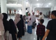 Tokoh masyarakat Gampong Mulia yang juga jamaah masjid Al-Mukarramah didampingi Plt.Ketua BKM Al-Mukarramah Zulfikar dan tokoh masyarakat lainnya, menyerahkan santunan anak yatim dalam rangka moment 18 tahun tsunami, di masjid Al-Mukarramah, Gampong Mulia, Banda Aceh, Senin (26/12/22). Waspada/T.Mansursyah)